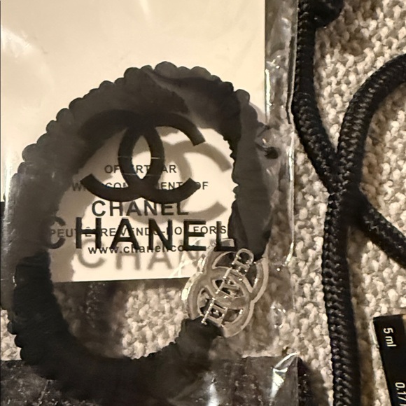CHANEL Beauty Variety of Accessories - Picture 6 of 9